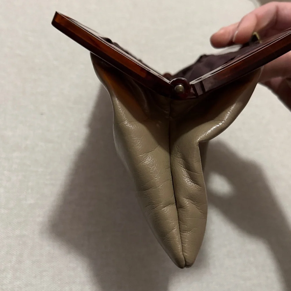 Gorgeous Vintage Clutch-Faux Leather-Lucite Trim in Brown-Gold Tone Metal Close - Picture 11 of 16